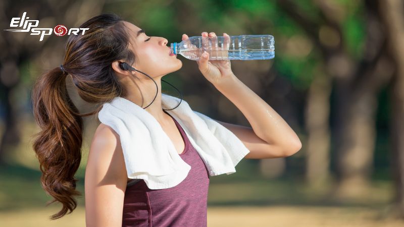 Uống nhiều nước cũng là một phương pháp rất hiệu quả để khử mùi cơ thể