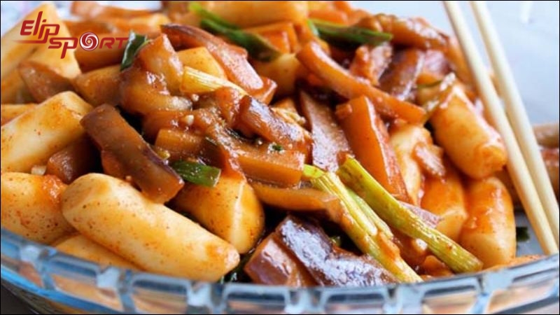 Bạn có thể ăn Tokbokki chay bằng cách sử dụng các nguyên liệu thực vật