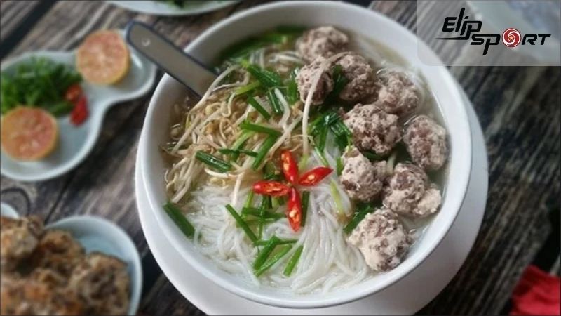 Bún ăn kèm nước dùng là món ăn nhẹ nhàng, dễ dàng kiểm soát calo