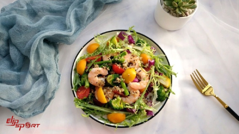 Salad tôm rau củ là món ăn đủ dưỡng chất cho những người giảm cân