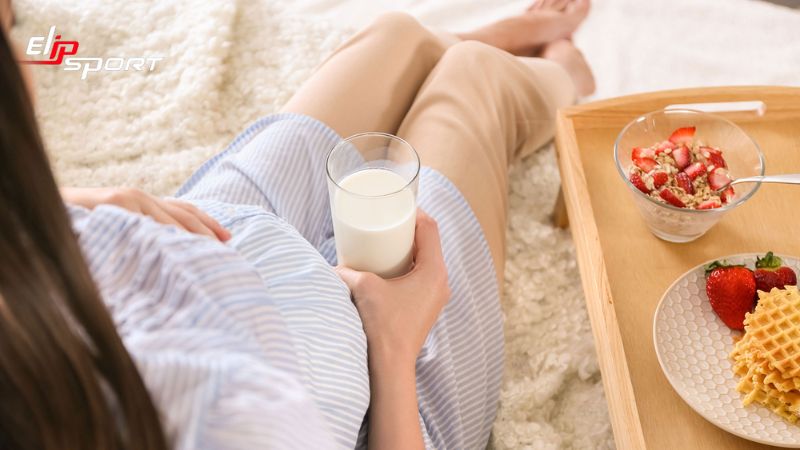 Chuyên gia khuyến nghị bắt đầu uống sữa tươi không đường từ tuần thứ 20
