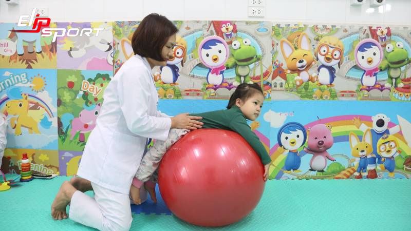 bé bị chân vòng kiềng
