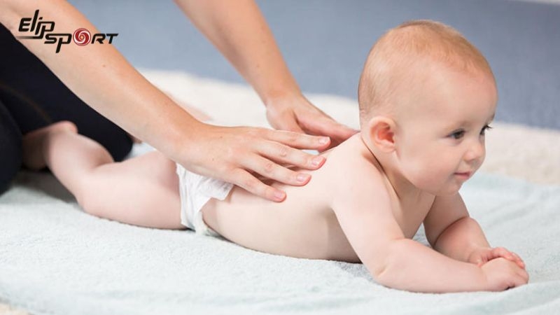 Đặt bé ở tư thế thoải mái nhất trước khi massage