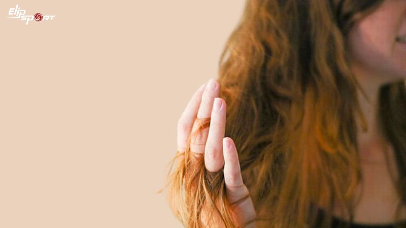 Dùng ngón tay gỡ tóc giúp tăng cường sự lưu thông không khí và giảm thời gian để tóc tự nhiên khô