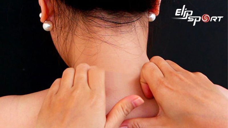 Massage lăn tay vùng dưới cổ