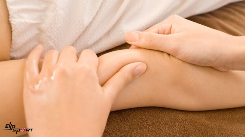 Massage cánh tay trên