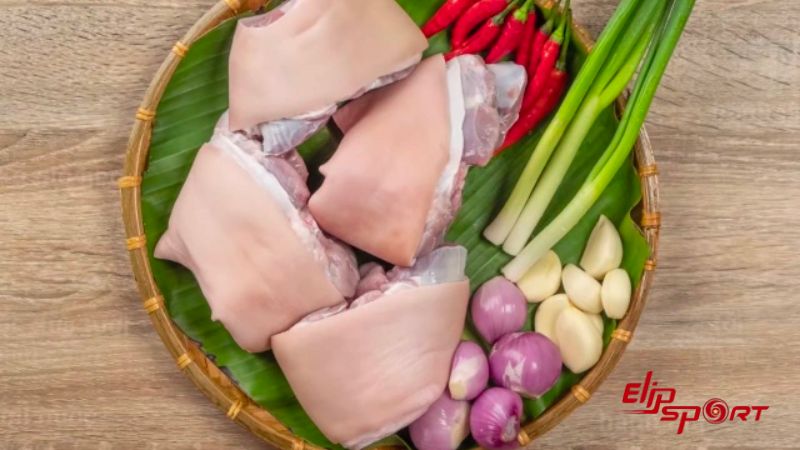 Chân giò heo là nguyên liệu hết sức quen thuộc với các món ăn người Việt Nam