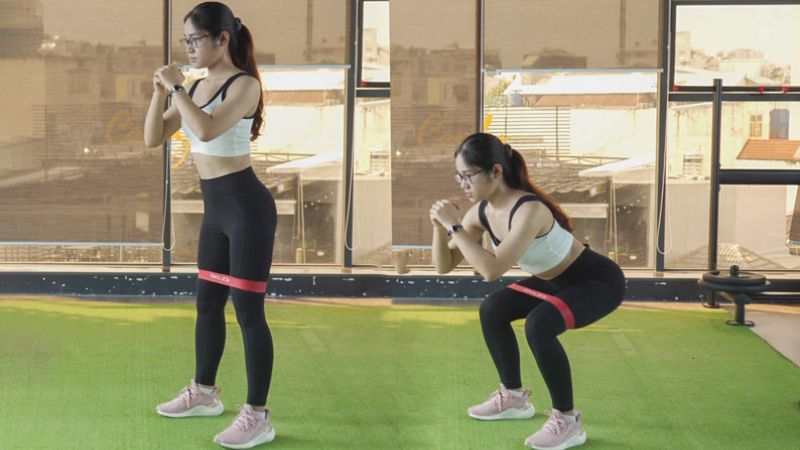 Tập gym với tạ dây kháng lực dành cho nữ