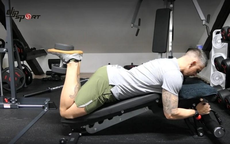 Dumbbell Leg Curl là một bài tập chân phổ biến được thực hiện cả tại nhà và tại phòng tập gym