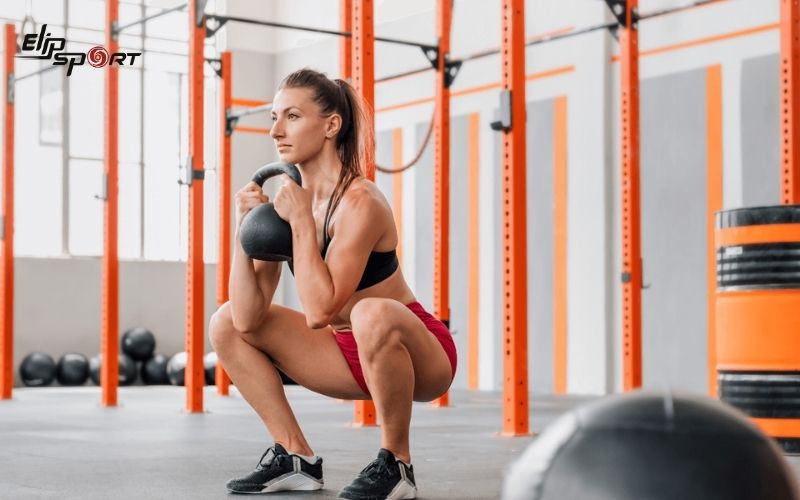 Bài tập Dumbbell Goblet Squat giúp bạn tăng cường sức mạnh cho đôi chân và nâng cao độ săn chắc cho vòng 3