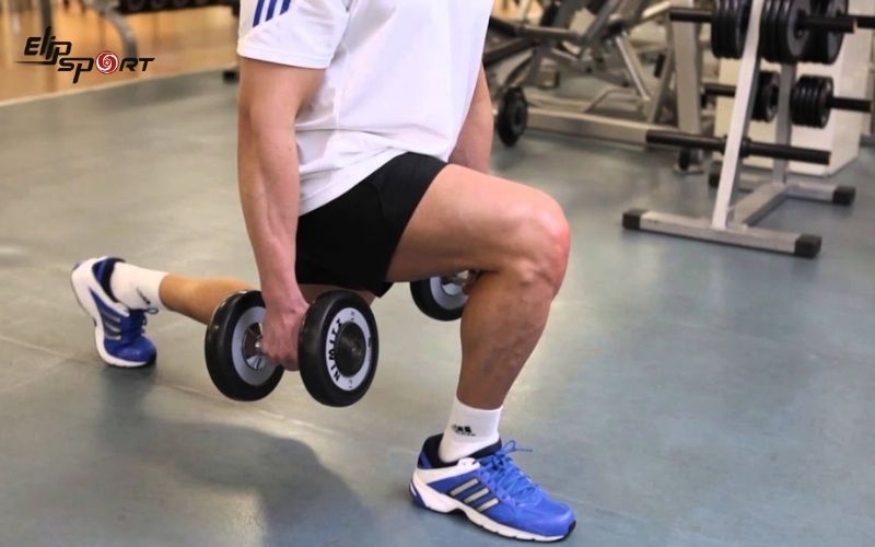 Dumbbell Lunge giúp phát triển cơ đùi trước mạnh mẽ hơn