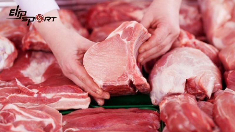 Miếng thịt nên có màu đỏ nhạt hoặc hồng sáng, xen kẽ với lớp mỡ trắng