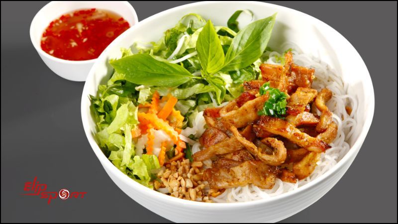 Bún gạo lứt và thịt ức gà kèm với rau tươi là một lựa chọn khôn ngoan