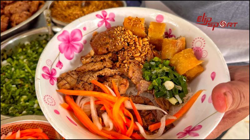 Nên ăn bún thịt nướng với tần suất hợp lý, hạn chế ăn quá nhiều