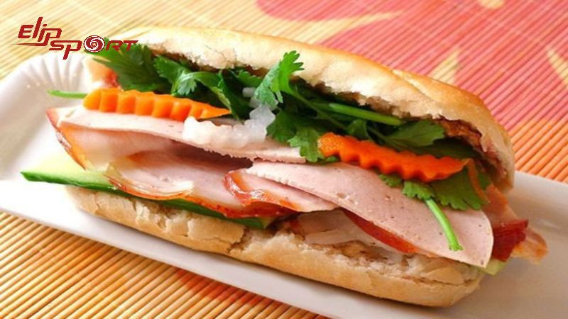 Bánh mì chả lụa có các nguyên liệu rất dễ tìm