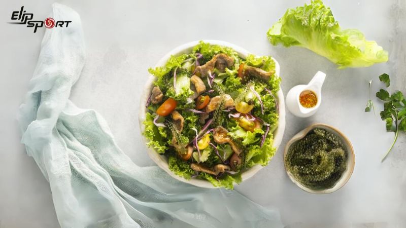 Salad rong nho cùng bắp bò hun khói với hương vị đặc trưng