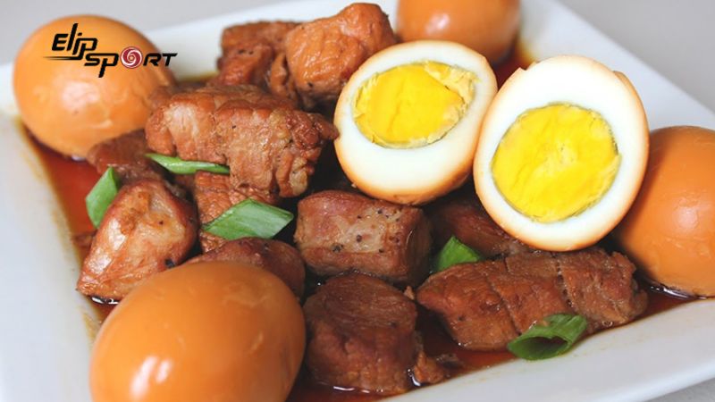 Thịt kho trứng thường được chế biến từ thịt, trứng và nước dừa
