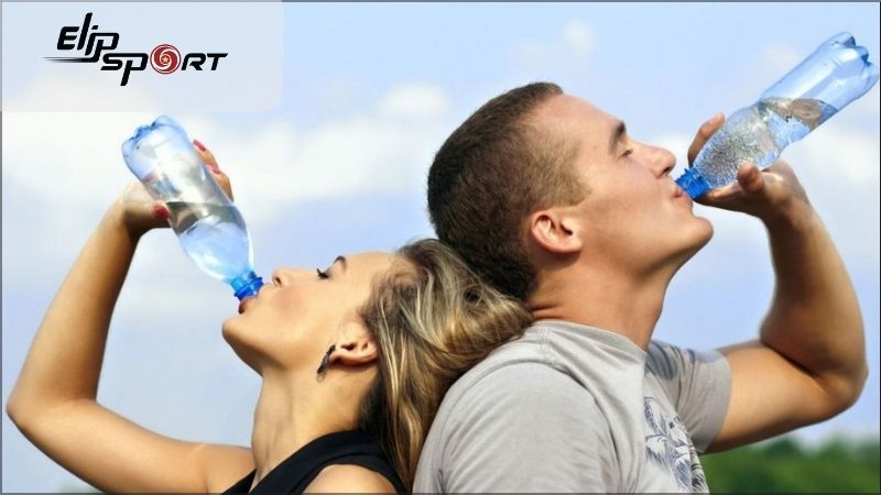 Bạn cần uống nước theo từng lượng nhỏ trong suốt quá trình tập luyện để tránh tình trạng mất nước