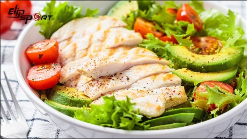 Salad ức gà cung cấp nhiều protein và chất xơ cho cơ thể