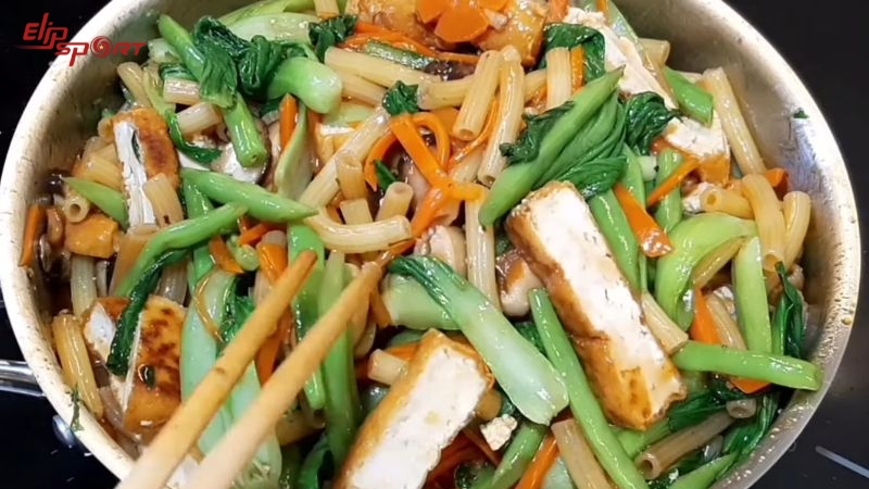 Nui xào rau củ thơm ngon