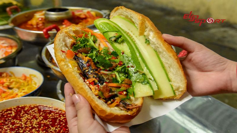 Việc ăn bánh mì cá hộp không trực tiếp dẫn đến việc nổi mụn ở mọi người