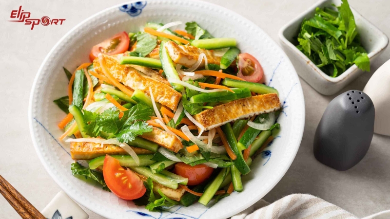 Thưởng thức salad đậu hũ chiên không sợ tăng cân