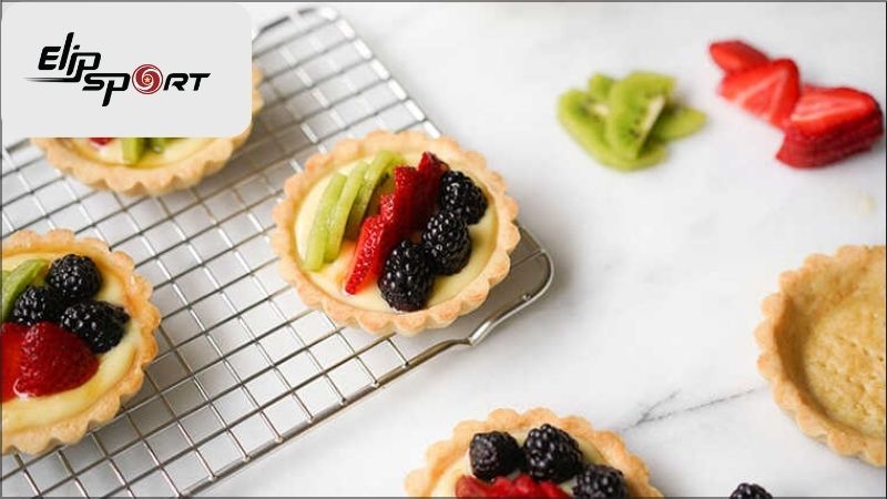 Bánh tart ngọt là sự kết hợp giữa kèm và trái cây tươi