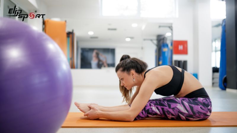 Ngồi gập người về phía trước