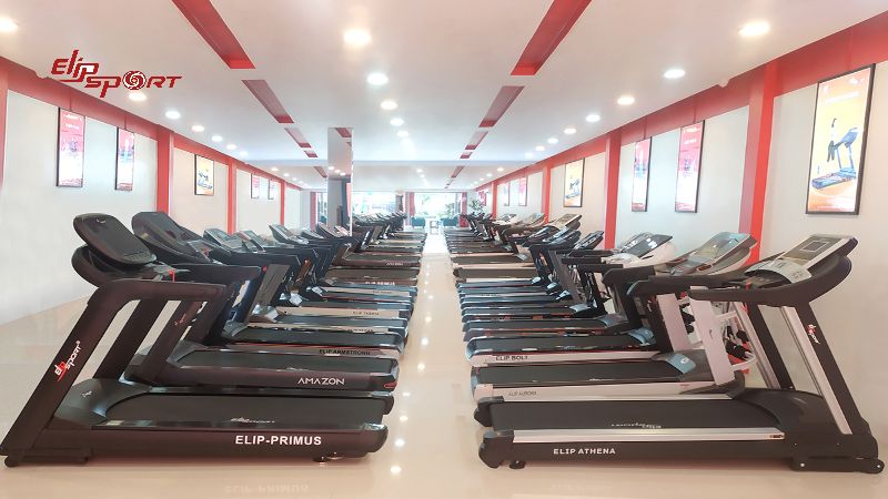 Tại cửa hàng máy chạy chạy bộ elipsport