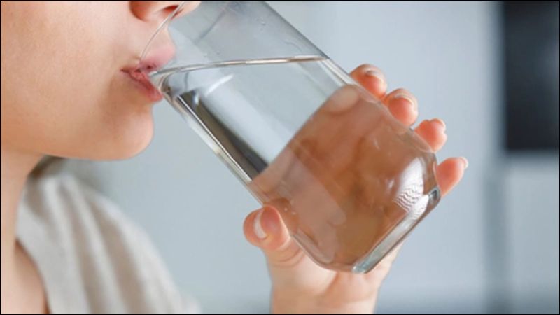 Uống 1 - 2 ly nước 30 phút trước khi ăn giúp cơ thể thấy no, hỗ trợ cho việc giảm cân