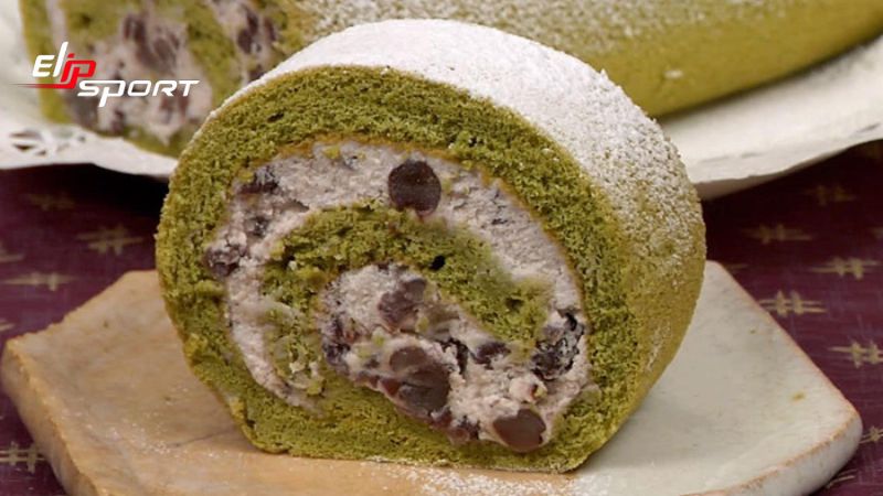 Matcha Roll Cake là một loại bánh trà xanh cuộn với kem Anko