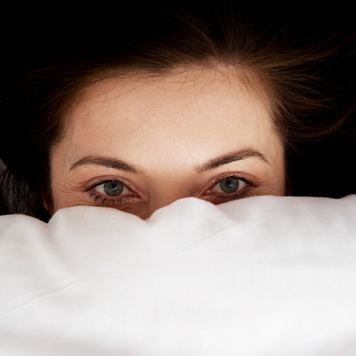 Hội chứng sợ ngủ một mình là gì? Cách khắc phục