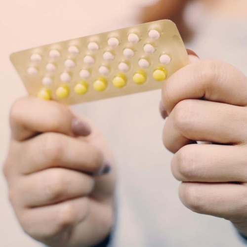 Trị mụn bằng thuốc tránh thai có hiệu quả và rủi ro gì?
