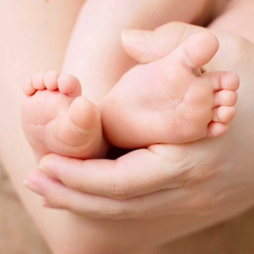 Cách massage chân cho trẻ sơ sinh giúp tăng cường tuần hoàn máu
