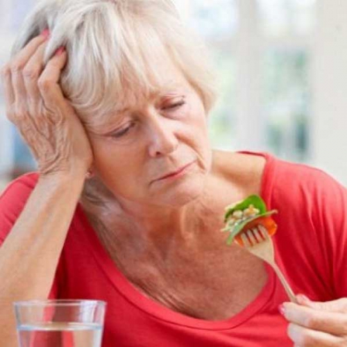 Người lớn tuổi bị suy dinh dưỡng: Nguyên nhân và cách điều trị