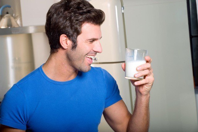 Uống sữa trước khi ngủ có tăng cân