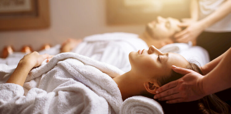 Nên Mua Ghế Massage Hay Chọn Đi Spa Massage – Đâu Là Lỗ Chọn Tối Ưu?